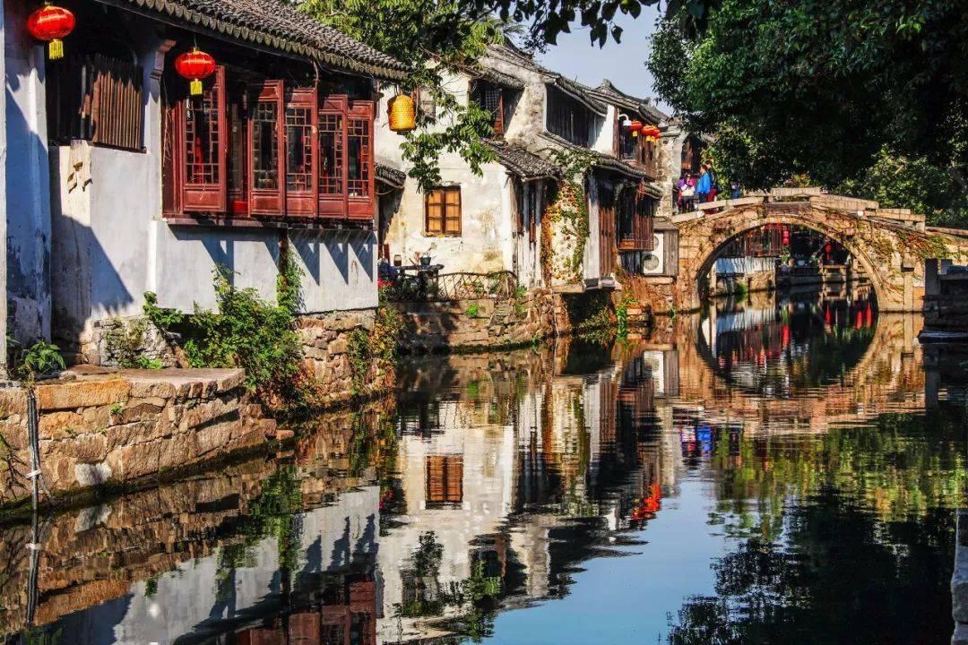 记者:C罗还在做理疗,出席发布会还得再等等